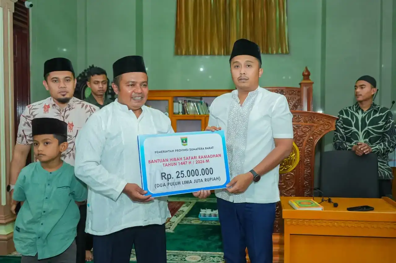 kunjungi-limapuluh-kota,-wagub-sumbar-vasko-ruseimy-serahkan-bantuan-rp25-juta-untuk-pembangunan-masjid-nurul-islam