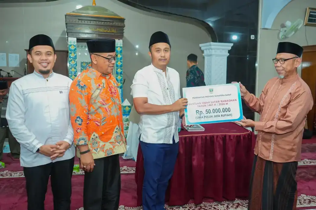 wagub-vasko-ruseimy-serahkan-bantuan-untuk-masjid-padang-japang-tujuh-koto-talago