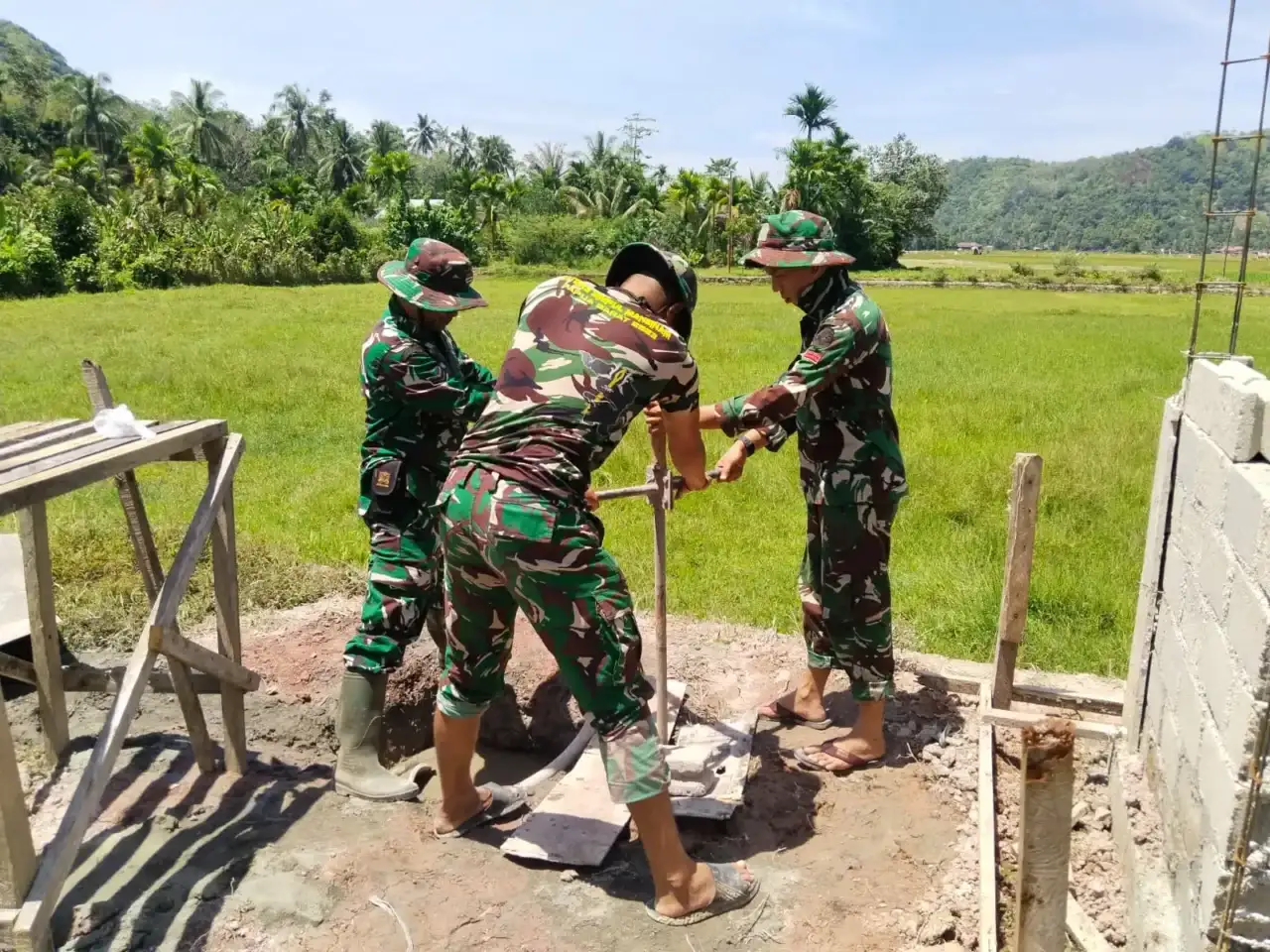 personil-satgas-tmmd-ke-127-fokus-pencairan-sumber-air-untuk-titik-sumur-bor