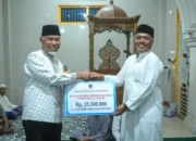 Mahyeldi Sambangi Masjid, Serahkan Bantuan Saat Safari Ramadan