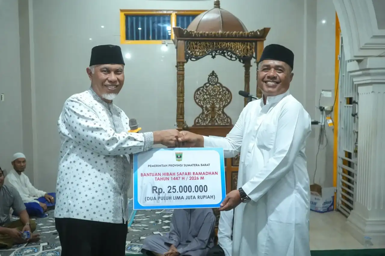 ratusan-warga-sambut-kehadiran-mahyeldi-iktikaf-di-masjid-al-wustha-pulai-tangah-kabupaten-agam