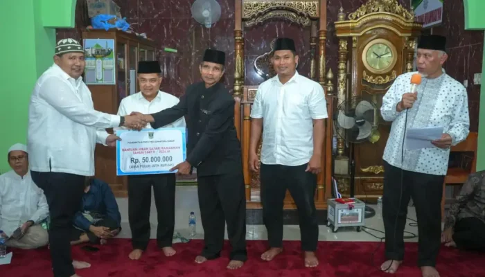 Gubernur Salurkan Bantuan, Safari Ramadan Sentuh Korban Bencana Agam