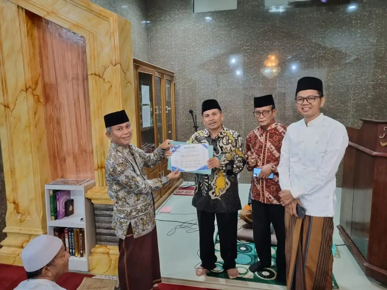 safari-ramadhan-dprd-kota-padang,-surya-jufri-salurkan-bantuan-rp25-juta