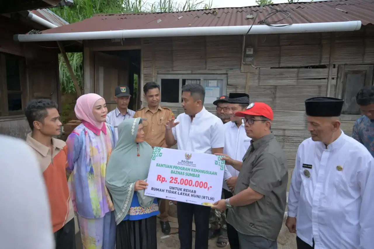 wagub-sumbar-serahkan-bantuan-bedah-rumah-di-agam-dan-bukittinggi