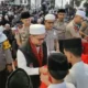 polda-sumbar-gelar-doa-bersama-dan-tabligh-akbar-bersama-1.000-anak-yatim,-ustaz-adi-hidayat-isi-tausiah