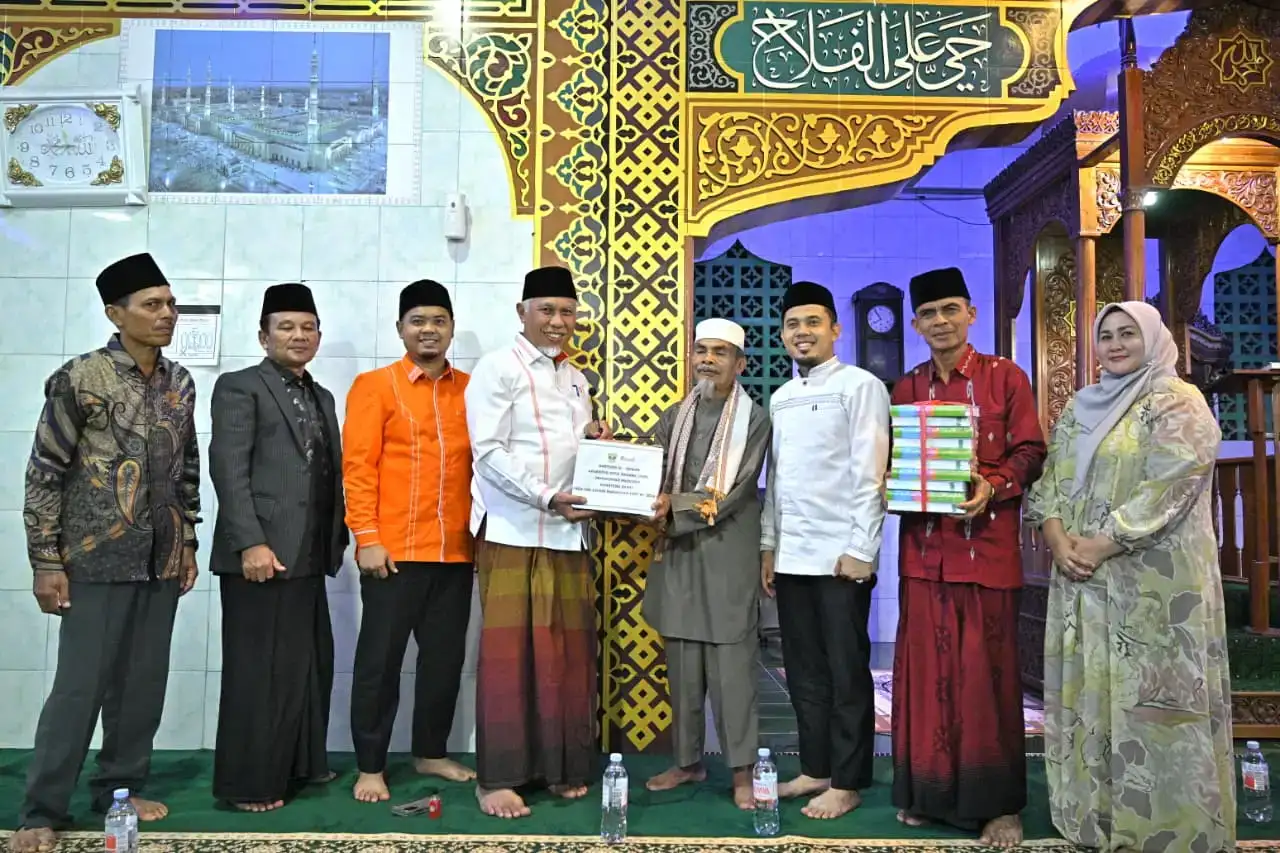 gubernur-sumbar-iktikaf-dan-serahkan-bantuan-di-masjid-bersejarah-balai-gadang-mungo