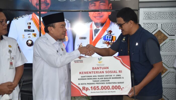 Kemensos Santuni Ahli Waris Korban Banjir Padang