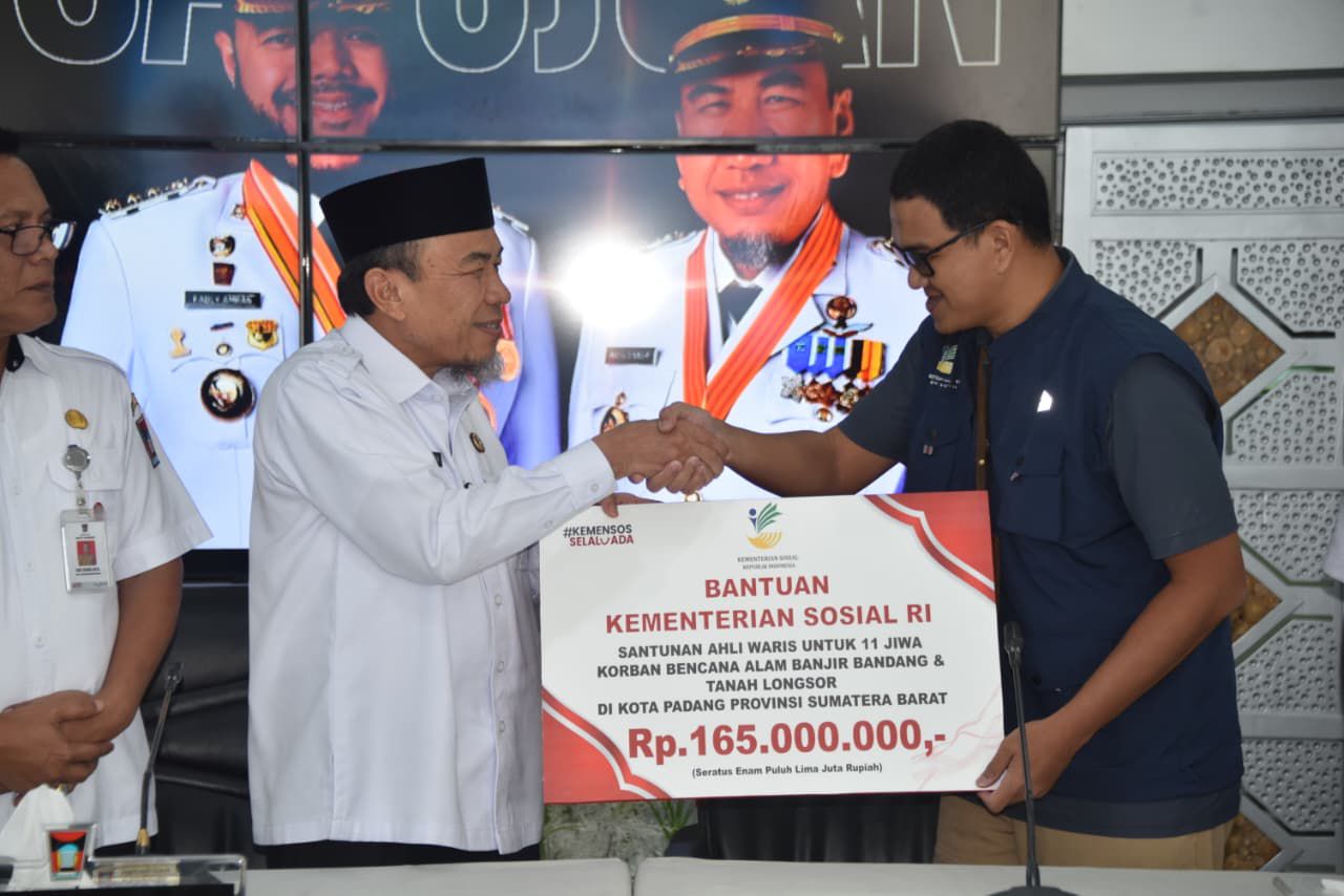 wawako-maigus-nasir-serahkan-santunan-pada-11-ahli-waris-korban-tewas-banjir-bandang