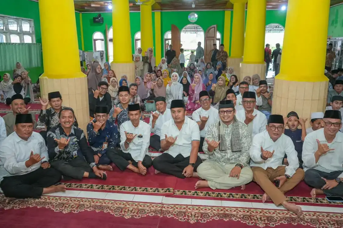 wagub-vasko-salurkan-bantuan-untuk-dua-masjid-di-solok-selatan
