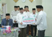 gubernur-mahyeldi-di-kota-solok,-serahkan-bantuan-dan-dorong-peran-aktif-masyarakat-dalam-pembinaan-generasi-muda