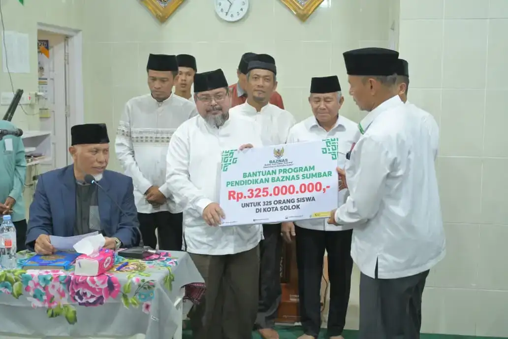 gubernur-mahyeldi-di-kota-solok,-serahkan-bantuan-dan-dorong-peran-aktif-masyarakat-dalam-pembinaan-generasi-muda