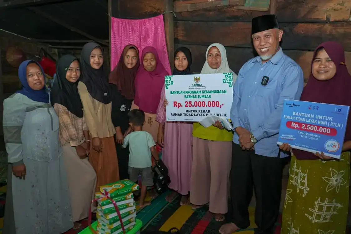 mahyeldi-ansharullah-serahkan-bantuan-rtlh-rp27,5-juta-untuk-keluarga-iswandi-di-sumpur-kudus