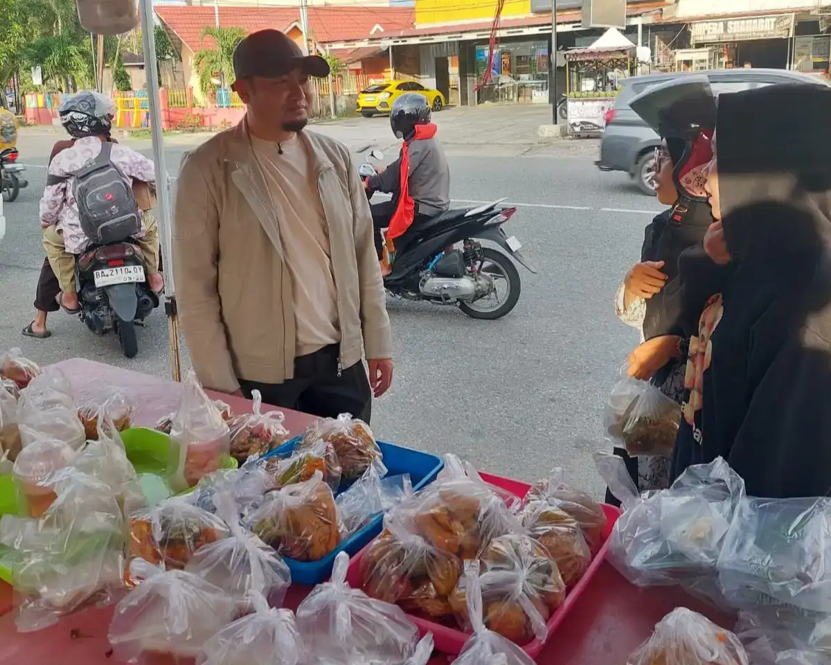 program-#berbagitakjil-rahmat-saleh-bantu-umkm-takjil-di-berbagai-daerah-sumbar