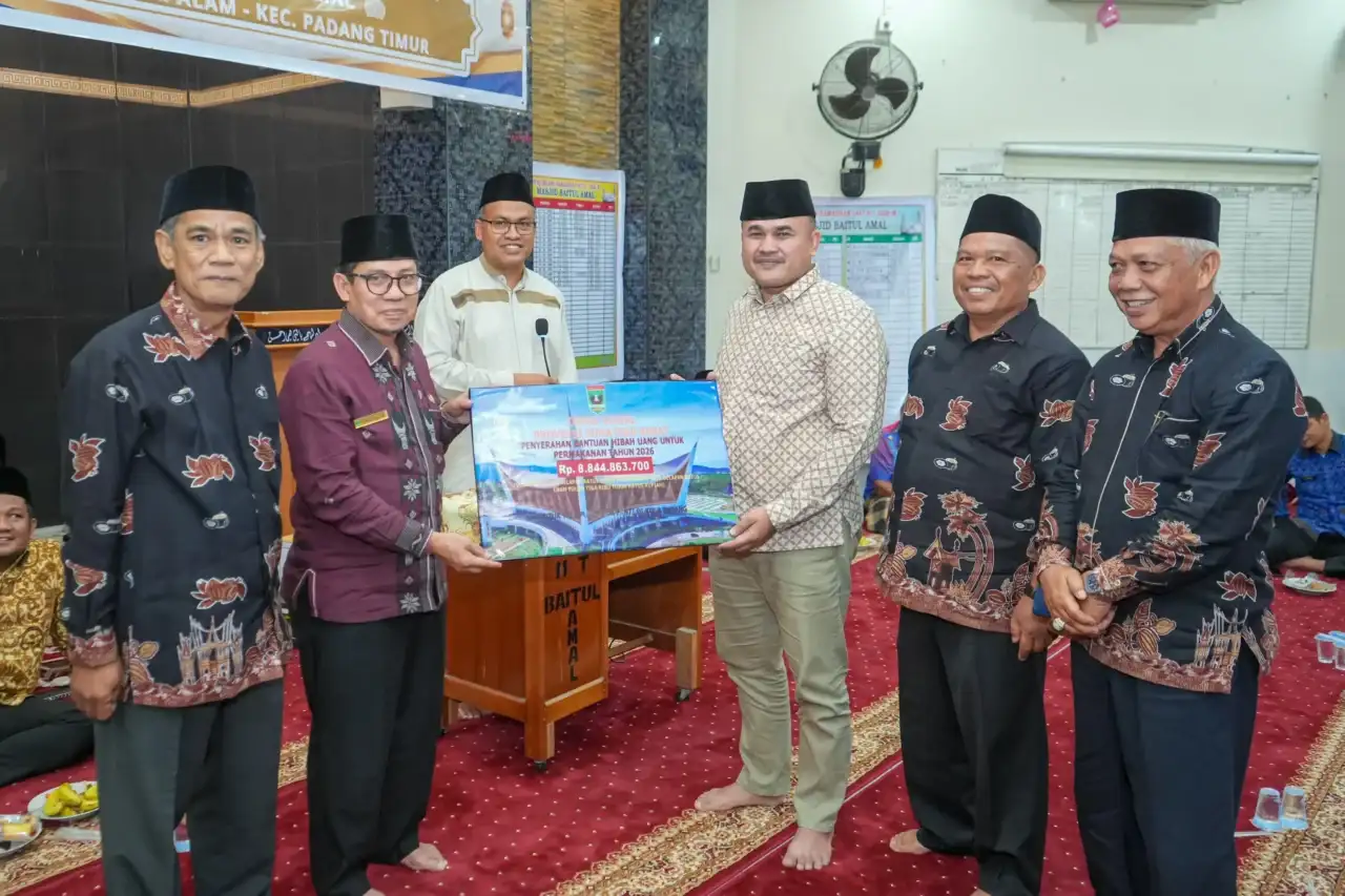 safari-ramadhan-di-padang,-sekdaprov-sumbar-serahkan-bantuan-untuk-masjid-dan-32-panti-sosial
