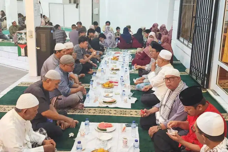 senyum-anak-yatim-warnai-buka-puasa-bersama-di-masjid-ar-raudhah-kampung-lapai