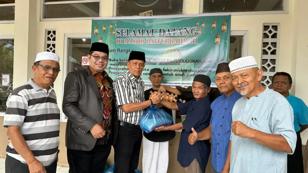 wawako-elzadaswarman-hadiri-penyerahan-70-paket-sembako-di-masjid-baiturrahmah-sawah-padang-aua-kuniang