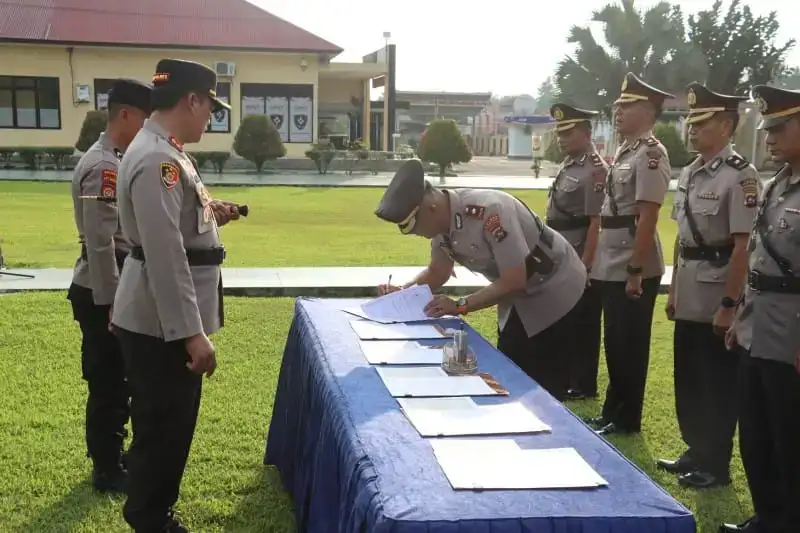 kapolres-pasbar-pimpin-langsung-upacara-pelantikan-dan-sertijab-pejabat-utama-dan-kapolsek