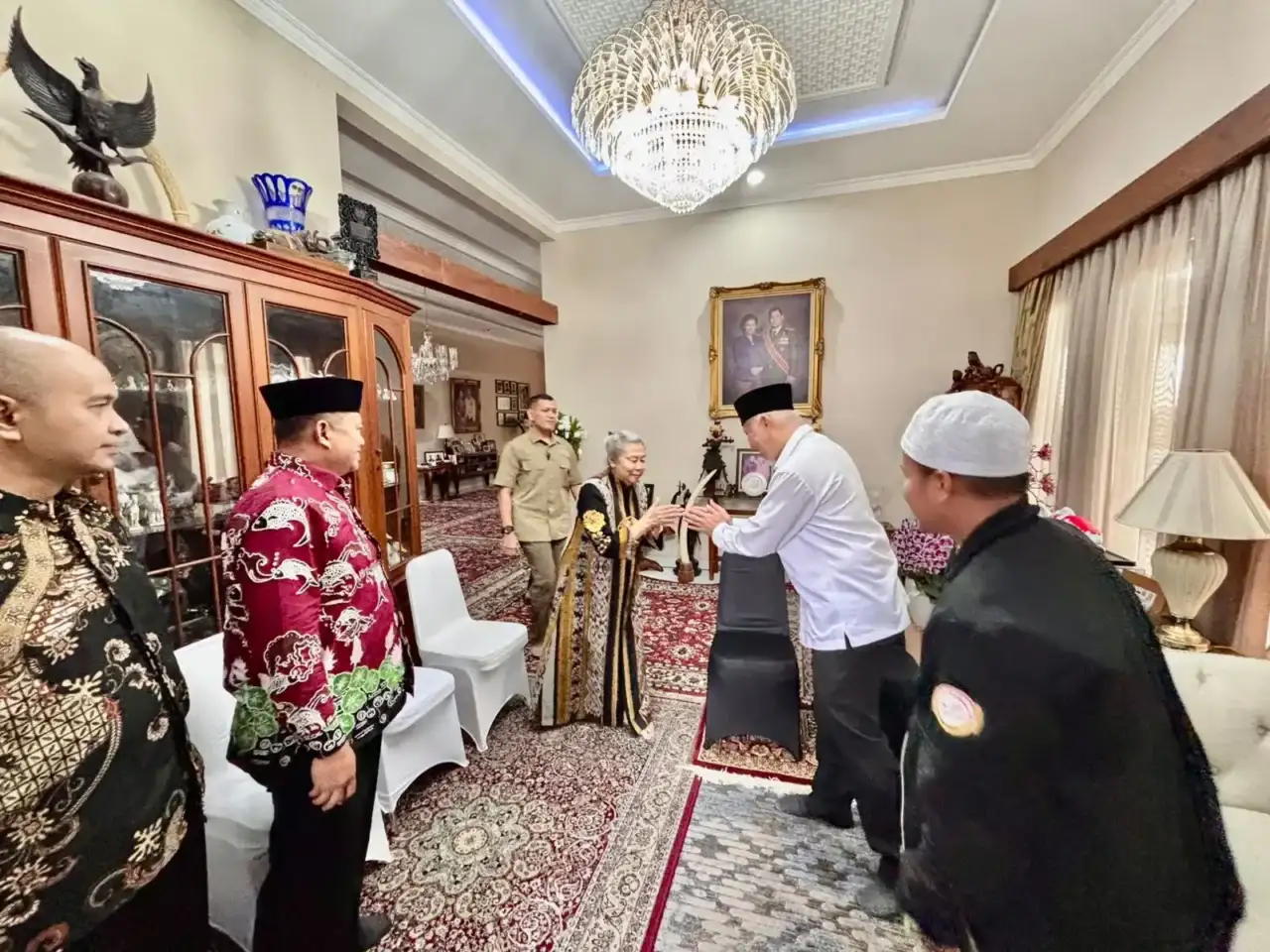 gubernur-sumbar-bertakziah-ke-rumah-duka-jenderal-(purn)-try-sutrisno-di-jakarta