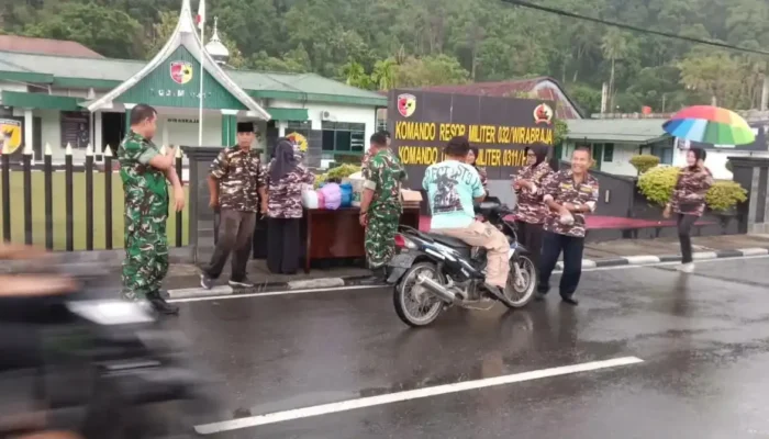 FKPPI-Kodim Pessel Bagikan Takjil, Hujan Tak Halangi Aksi