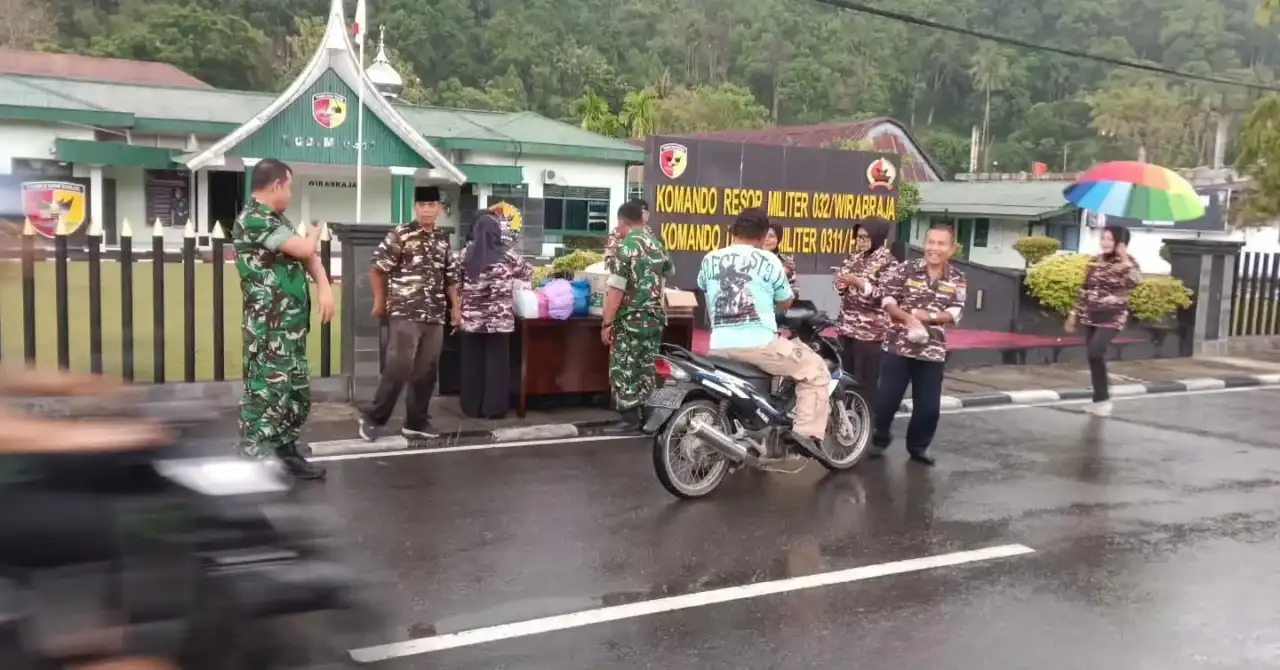 walaupun-diguyur-hujan,-fkppi-dan-kodim-0311/pessel-bagikan-takjil-gratis