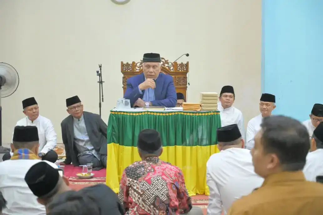 gubernur-mahyeldi-safari-ramadan-ke-pasaman,-serahkan-bantuan-untuk-masjid-syekh-muhammad-daud
