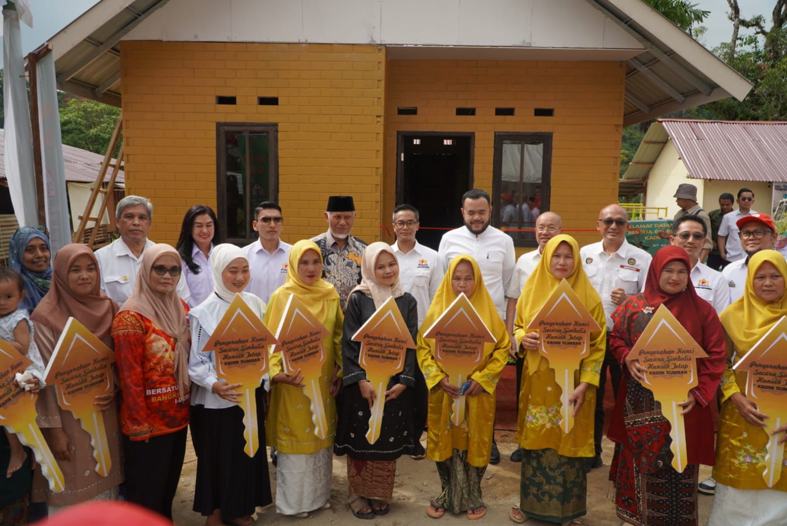 wako-fadly-amran-serahkan-10-kunci-huntap-di-batu-busuk-pauh