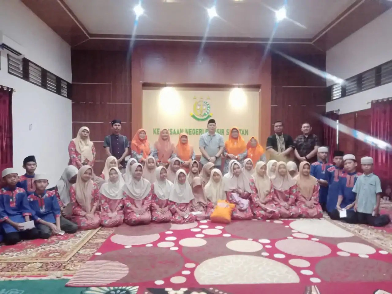 ramadhan-berbagi,-kajari-pessel-ajak-anak-yatim-piatu-berbuka-puasa-bersama