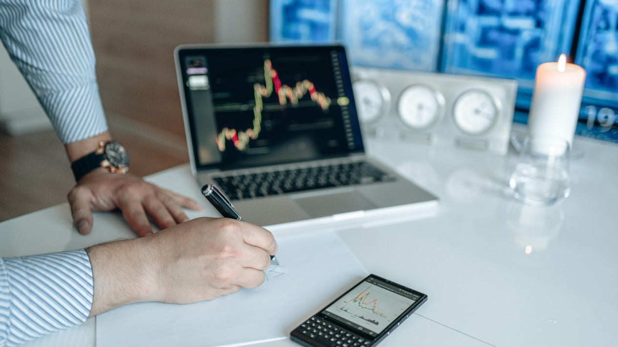 pasar-saham-sering-naik-turun?-ini-5-tips-agar-investasi-tetap-stabil