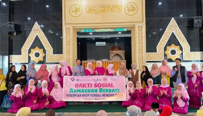 BKOW Sumbar Salurkan Ratusan Paket, Jangkau Korban Banjir