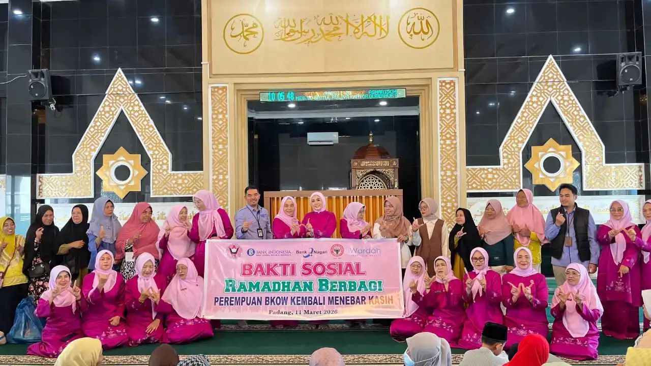 ramadan-perdana-kepemimpinan-dianita-maulin,-bkow-sumbar-salurkan-ratusan-bantuan-paket-sembako