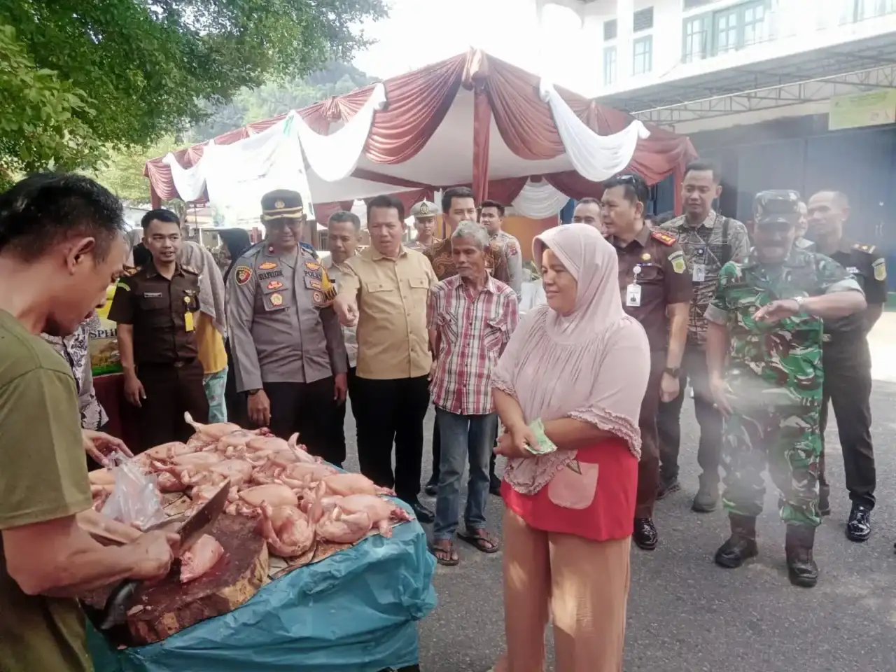 kejari-pessel-gelar-adhyaksa-peduli-berupa-pasar-murah-dan-pangan-murah