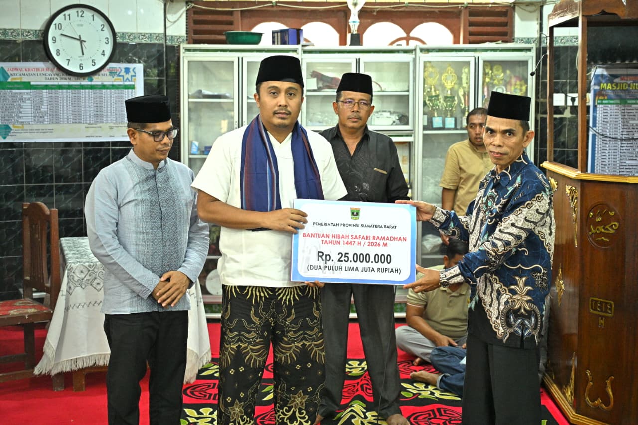 safari-ramadan-di-pessel,-wagub-vasko-salurkan-bantuan-untuk-dua-masjid