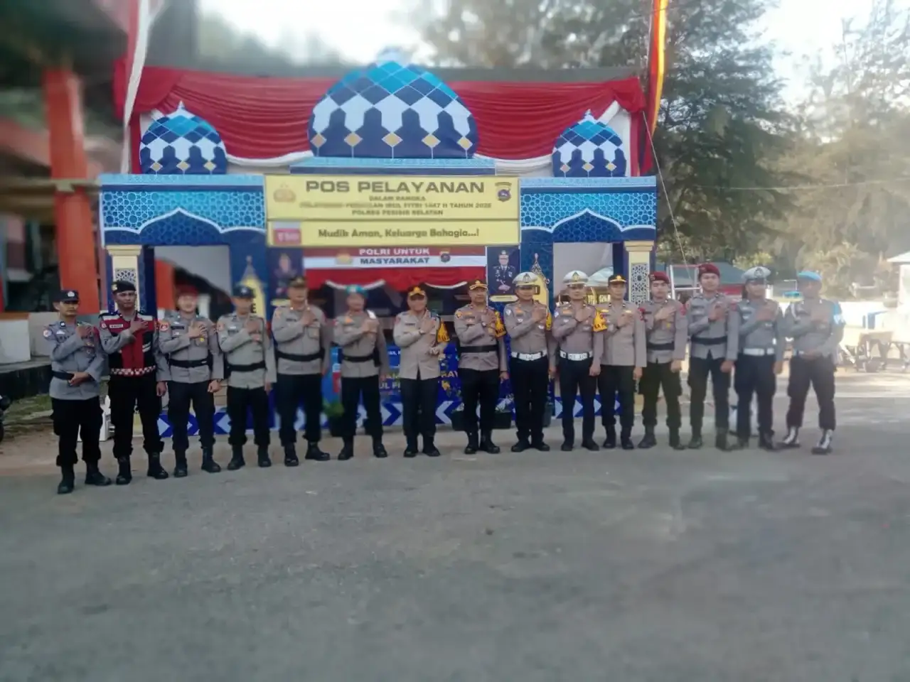 kapolres-pesisir-selatan-kunjungi-pos-pelayanan-pengamanan-lebaran-di-carocok-painan