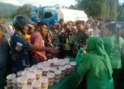 Makodim Pessel Bagi Takjil, Warga Sambut Gembira Ramadan