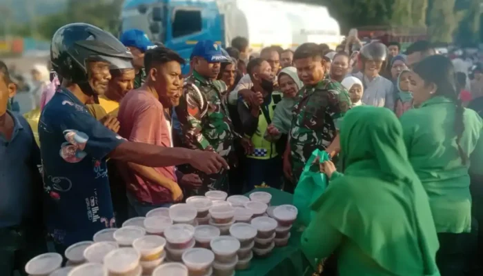 Makodim Pessel Bagi Takjil, Warga Sambut Gembira Ramadan