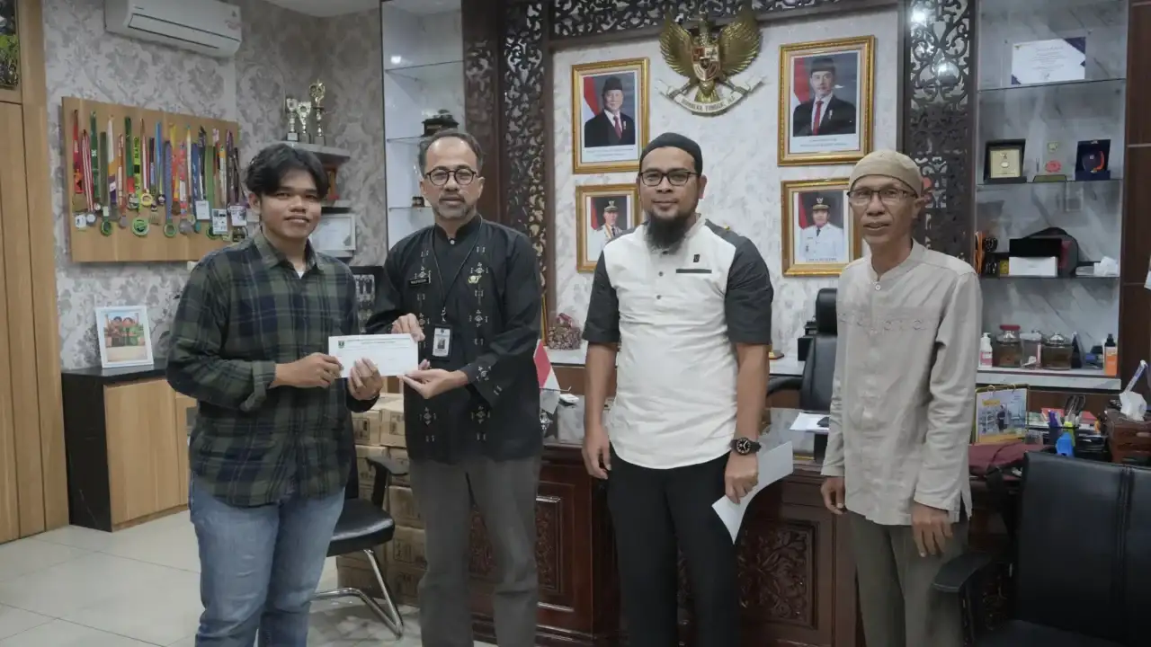 sekretaris-dprd-sumbar-maifrizon-serahkan-santunan-untuk-anak-yatim