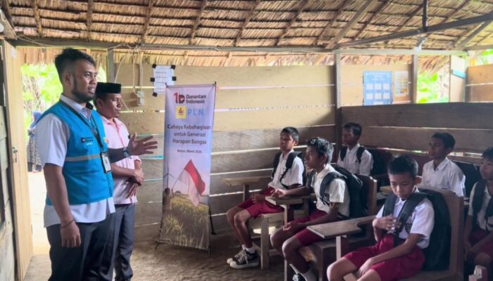 Danantara, PLN Salurkan Bantuan, Siswa di Tiga Provinsi Tersenyum