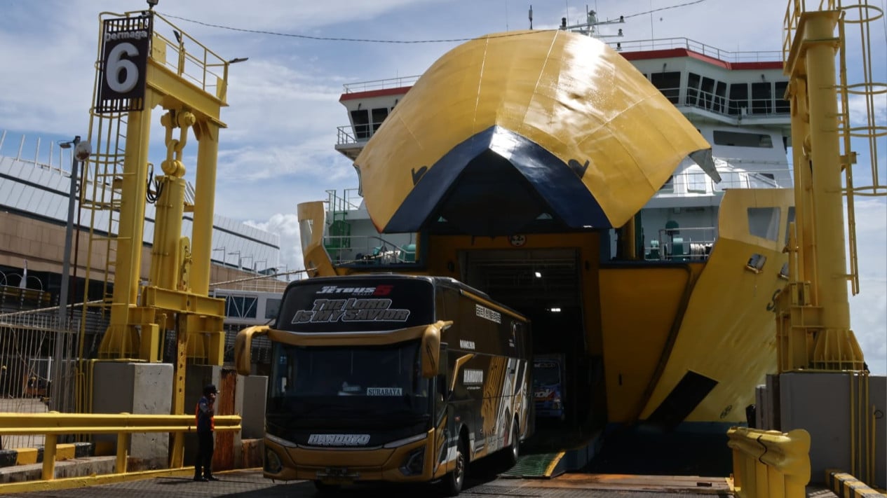 arus-pemudik-dari-jawa-ke-sumatera-terus-meningkat,-asdp-perkuat-layanan-penyeberangan