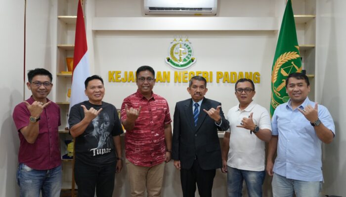 Kajari Padang Raih Doktor, Teliti Keadilan Ekologis Pertambangan