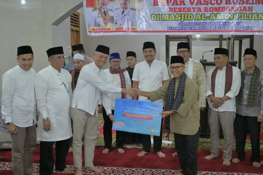 wagub-vasko-ruseimy-serahkan-bantuan-pembangunan-untuk-masjid-al-amin-piliang