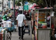 Ekonom Pantau Inflasi, Bisnis Tertekan: Ekonomi Indonesia Bergelut