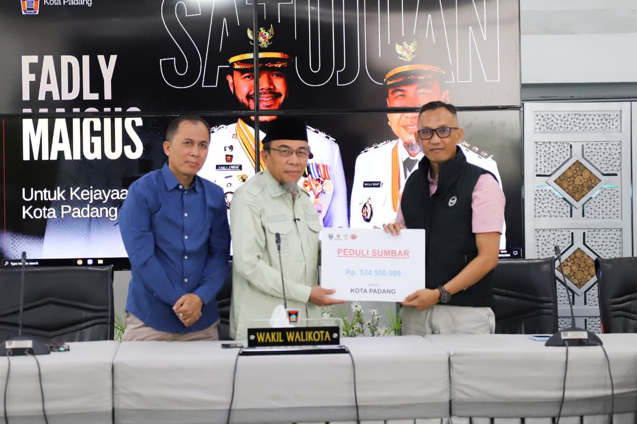 korban-bencana-penghuni-huntara -di-kota-padang-terima-bantuan-peduli-sumbar