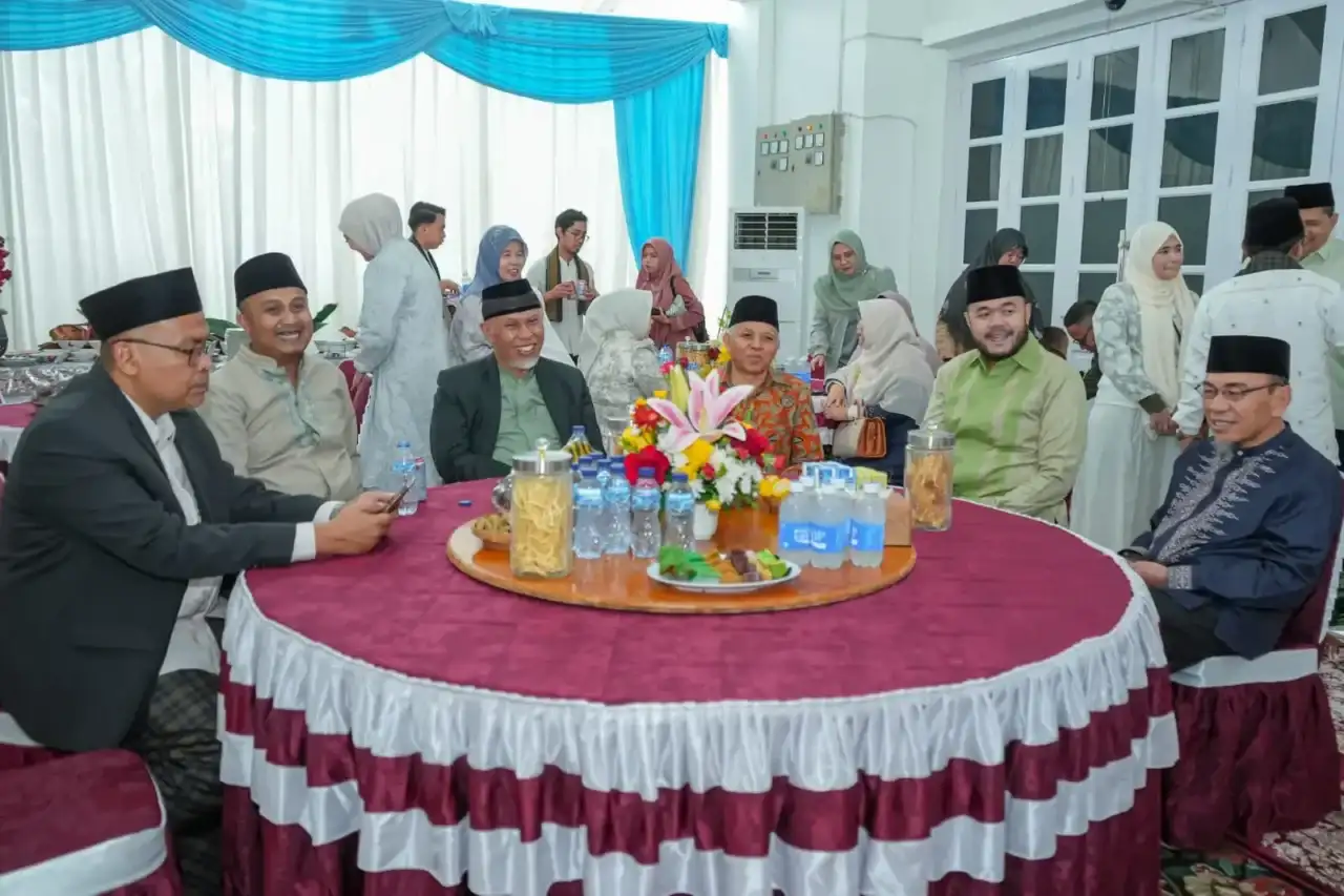 gubernur-mahyeldi-gelar-silaturahmi-idul-fitri,-pererat-kebersamaan-dengan-masyarakat