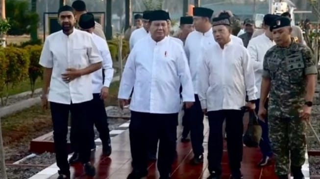 salut.-presiden-prabowo-shalat-ied-bersama-warga-korban-bencana-tamiang-aceh