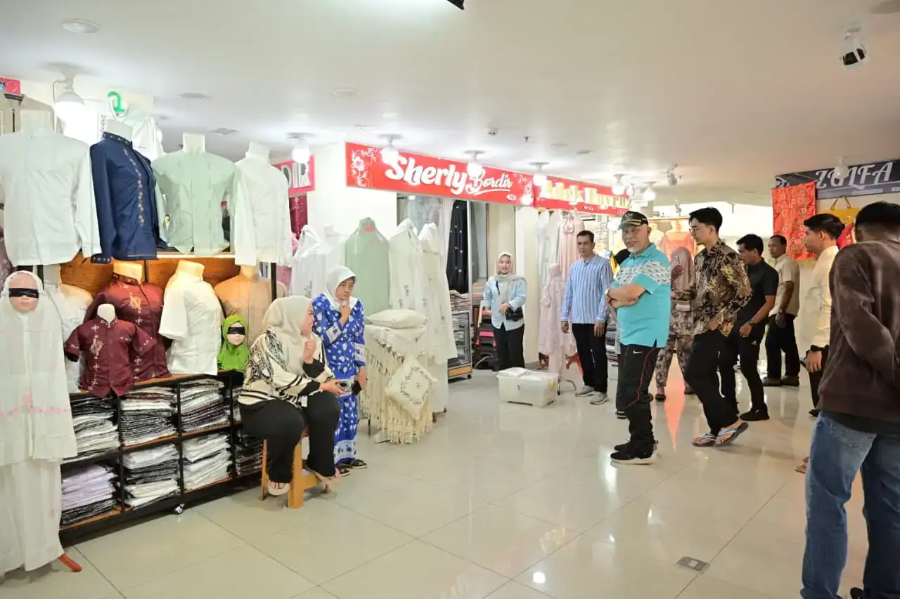 tinjau-pasar-ateh-bukittinggi-saat-puncak-libur-lebaran,-gubernur-mahyeldi-tekankan-hospitality-dan-kebersihan