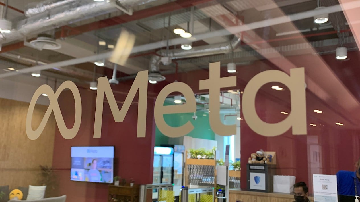 viral-video-pria-injak-alquran,-kemdagri-perintahkan-meta-hapus-video