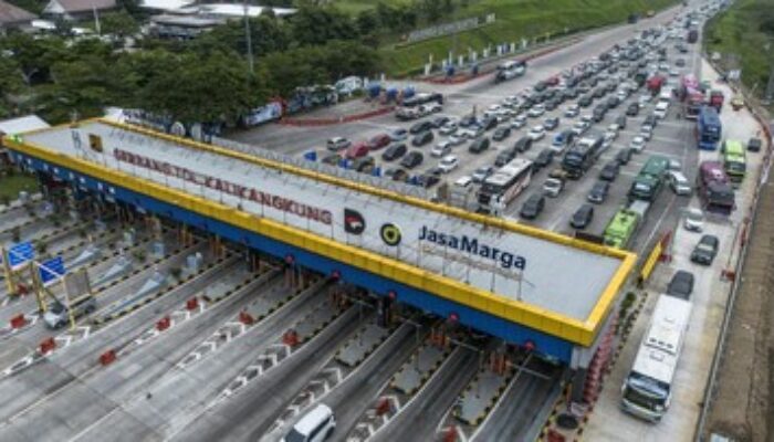 E-toll Minim, Antrean Panjang Hantui Gerbang Tol Mudik
