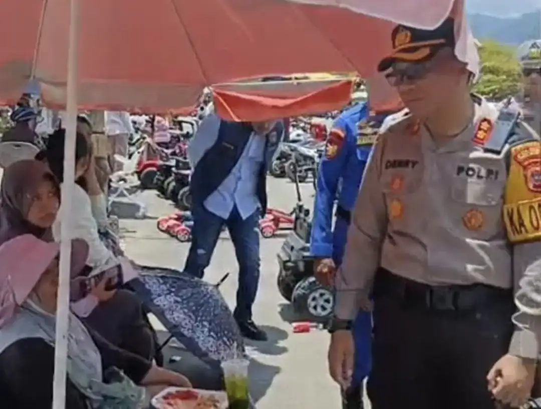 monitoring-libur-lebaran-di-carocok-painan,-kapolres-pessel-sapa-pengunjung