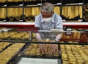 Emas Dunia Bangkit, Minyak Koreksi, Pasar Reda