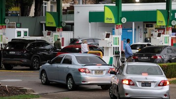 viral-warga-australia-borong-bbm-pakai-jeriken-di-tengah-krisis-energi